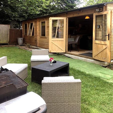 Cosy Garden Log Cabin 索尔兹伯里 外观 照片