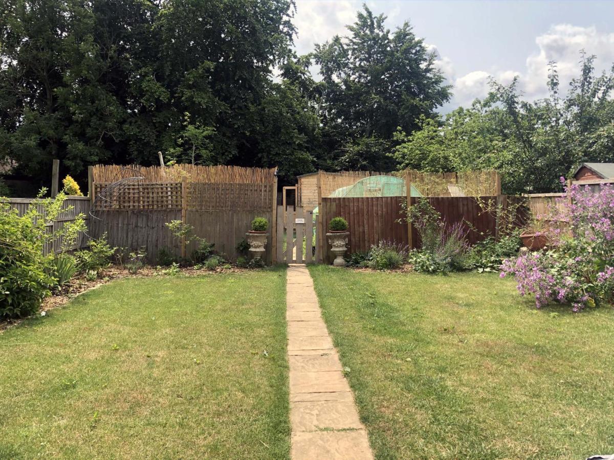 Cosy Garden Log Cabin 索尔兹伯里 外观 照片