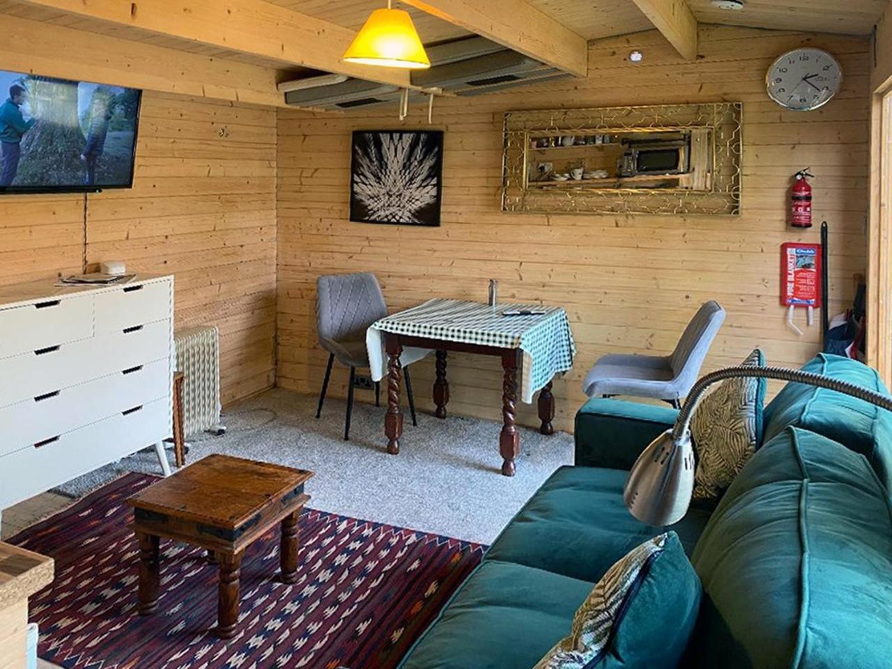 Cosy Garden Log Cabin 索尔兹伯里 外观 照片