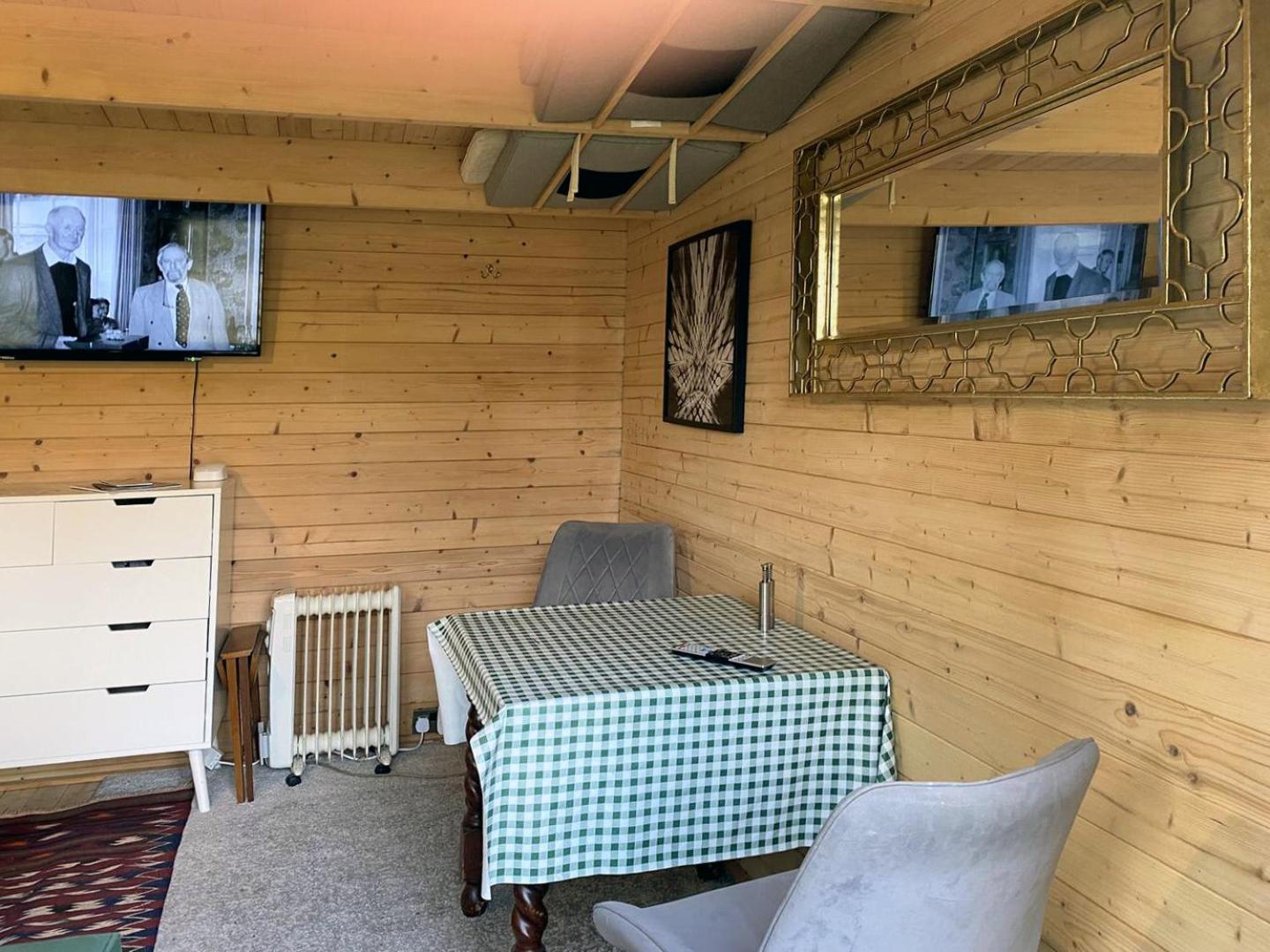 Cosy Garden Log Cabin 索尔兹伯里 外观 照片